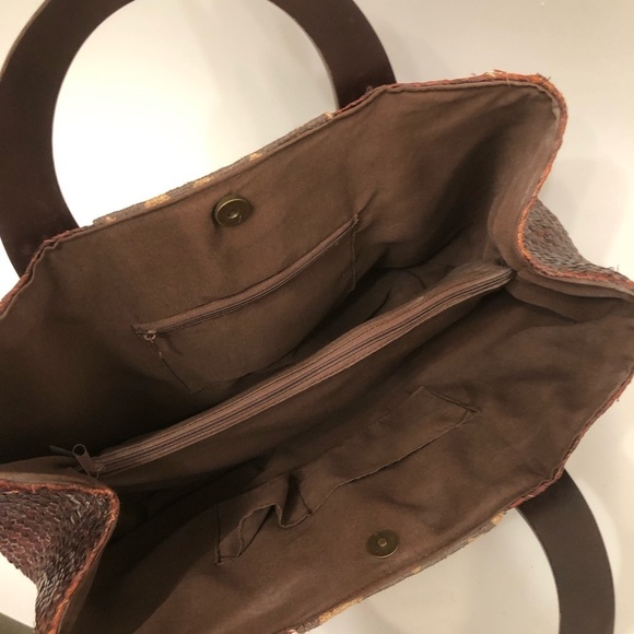 Elegant Brown Palm Leaf Woven Tote with Leopard Accent - Picture 6 of 13